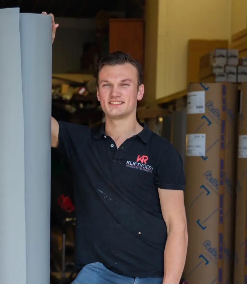 Een jonge stoffeerder uit de Stoffeerders Academy