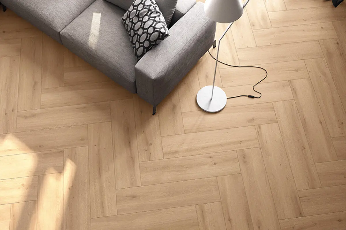 Keramische tegels houtlook in visgraat legvorm