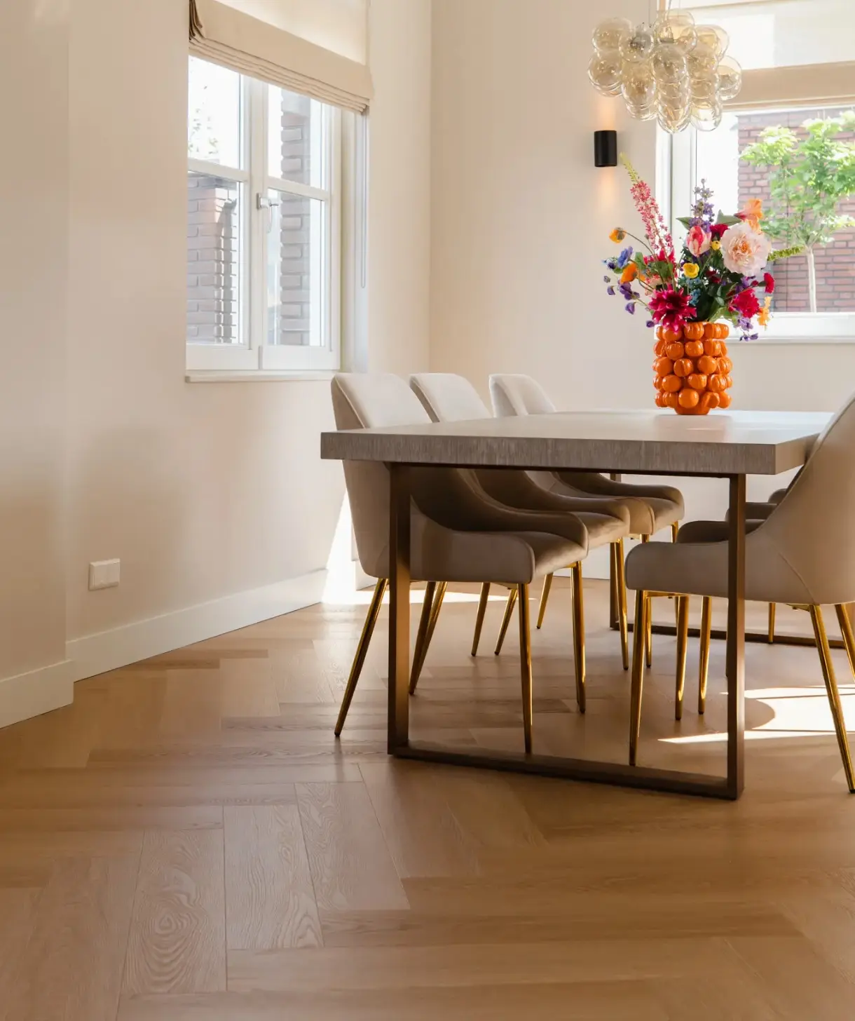Modern interieur met minimalistisch meubilair, pvc visgraat vloer en vouwgordijnen.